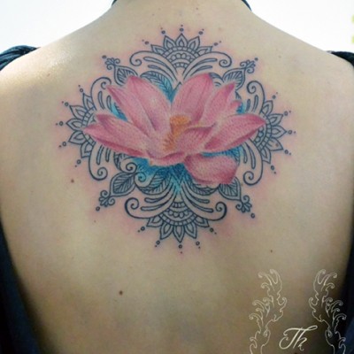 Tatuaj Lotus, Tatuaj watercolor, Tatuaje bucuresti, tatuaje, tatuaj spate, tatuaje fete,tattoo